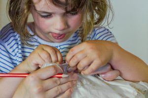 Atelier-Créatifs-Enfants-Laine-Coussin-Ardèche