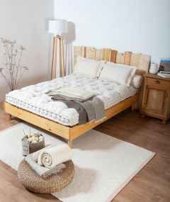 Matelas en laine de mouton artisanal, fabriqué à la main en France, offrant un confort naturel et équilibré pour un sommeil sain et durable.