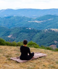 Natte en laine utilisée lors d’une séance de yoga, offrant un confort naturel et une isolation parfaite du sol.