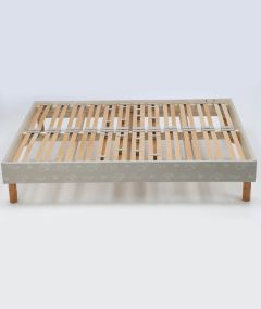 Vue complète du sommier en bois tapissé avec lattes flexibles, fabrication artisanale en bois local.