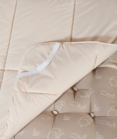 Fabrication artisanale d’un surmatelas en pure laine vierge dans un atelier français.