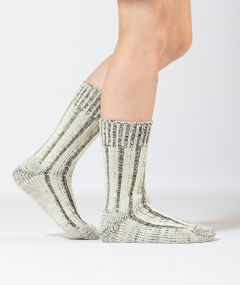 Chaussettes mi-mollet en laine mérinos et coton biologique, idéales pour le quotidien, s’adaptant parfaitement aux bottes et chaussures pour un confort et une chaleur naturels.