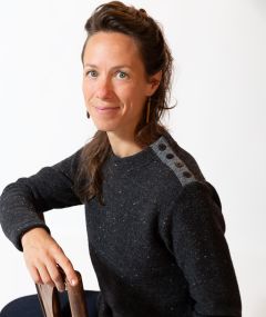 Zoom sur un pull chaud en laine couleur anthracite, détail des boutons corozo sur l’épaule.