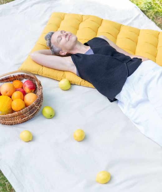 Gilet cache-cœur Lyas en laine noire pour femme, allongée