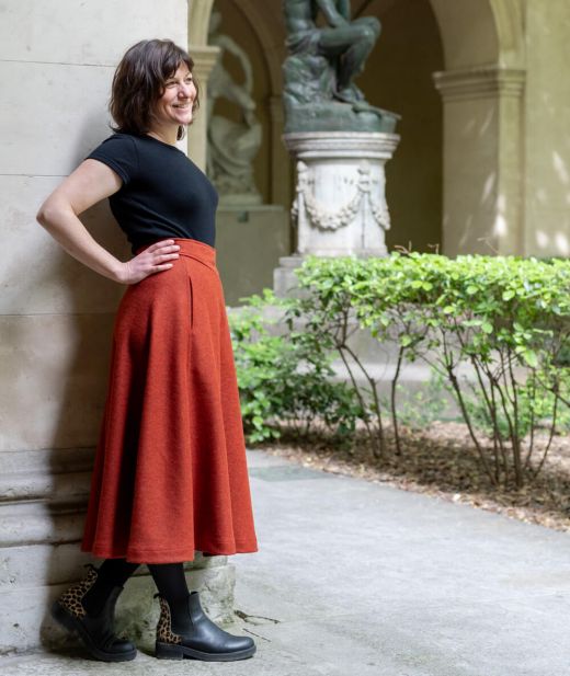 Jupe longue brique tweed vue de face et de profil – coupe évasée et taille haute