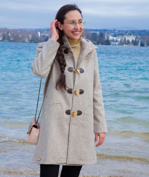 Dufflecoat beige en feutre de laine tissée, mode éthique et responsable.
