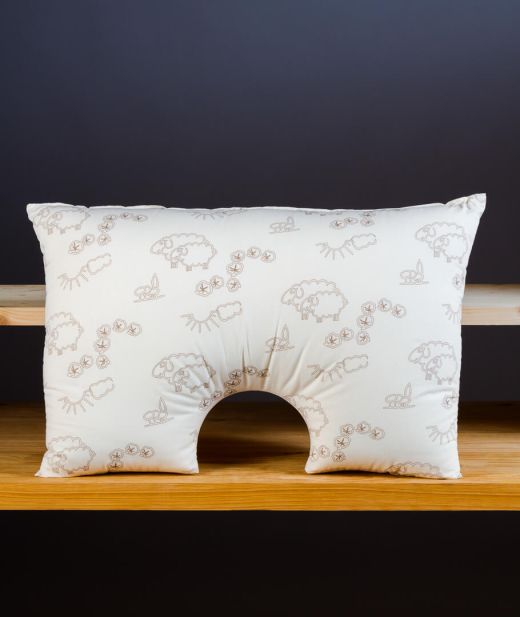 Oreiller ergonomique en demi-lune, conçu pour un soutien optimal des dormeurs sur le côté.