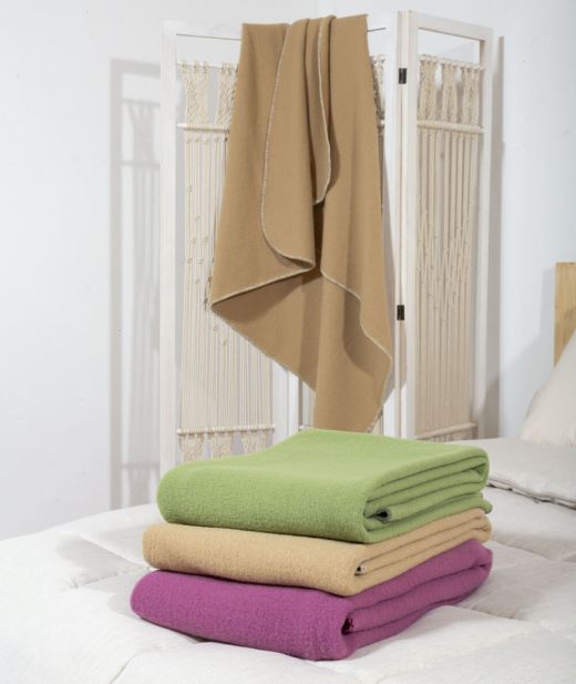 Plaids en laine foulonnée grattée, teinture naturelle beige au tanin, cochenille et vert tilleul