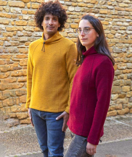 Pulls en laine sportswear couleurs Jaune et Grenade, portés par un homme et une femme, fabrication française artisanale
