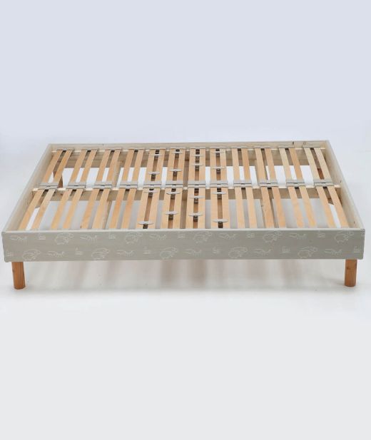 Vue complète du sommier en bois tapissé avec lattes flexibles, fabrication artisanale en bois local.