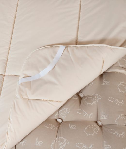 Fabrication artisanale d’un surmatelas en pure laine vierge dans un atelier français.