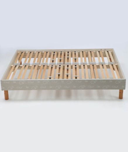 Vue complète du sommier en bois tapissé avec lattes flexibles, fabrication artisanale en bois local.