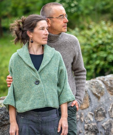 Boléro Arlis en laine vert d’eau pour femme, porté, en duo.