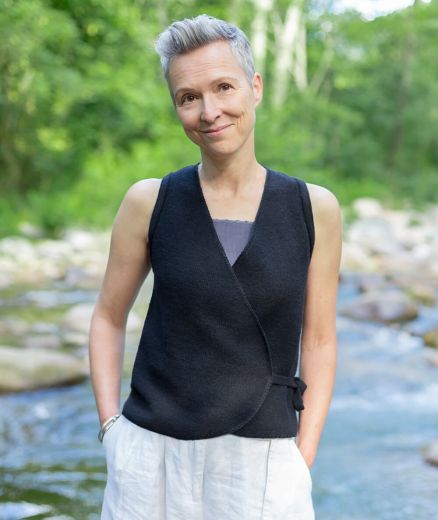 Gilet cache-cœur Lyas en laine noire pour femme, vue portrait