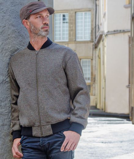 Bomber en laine homme Uzer coloris loden gris vert porté de face, fermeture zippée et finitions bord-côte contrastées