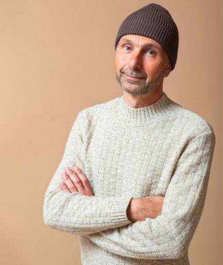 Portrait d’un homme portant un bonnet en laine mérinos peignée coloris Cacao