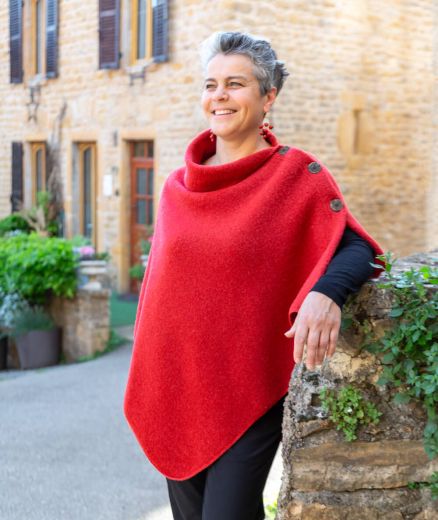 Poncho rouge pour femme, fabriqué artisanalement en France de façon éthique.