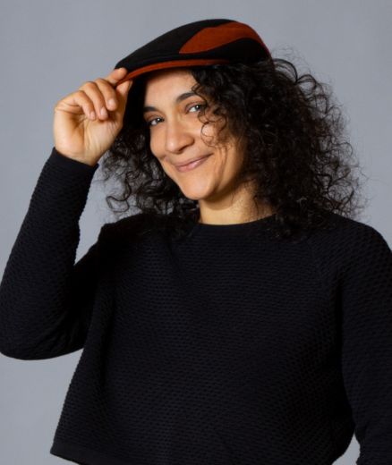 Femme portant la casquette en feutre de laine noir et rouge