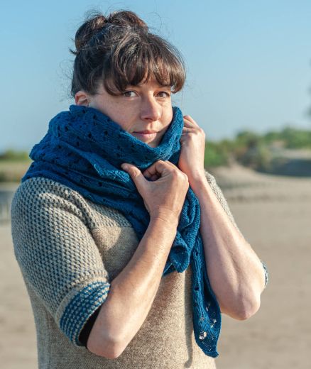 Châle ajouré en laine indigo porté par une femme – Ardelaine