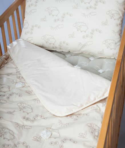 Couette chaude en laine pour bébé, parfaite pour les nuits fraîches.