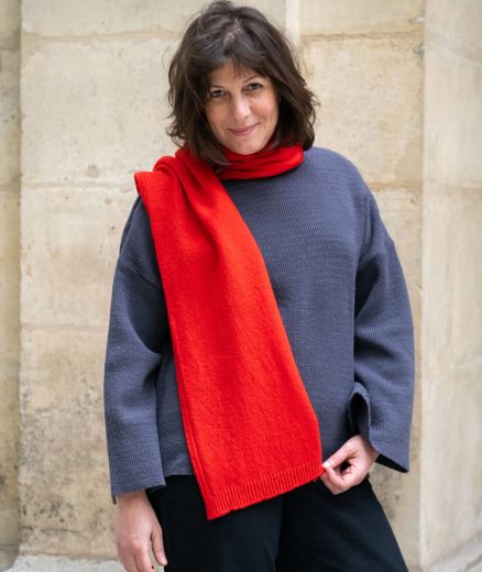 Écharpe mérinos couleur sorbier, portée par un homme, confortable et élégante pour l’hiver.