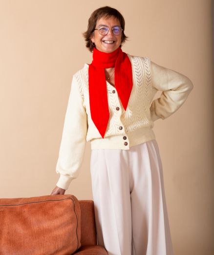 Femme portant un foulard en laine mérinos couleur sorbier, chaud, élégant et doux, parfait pour l’hiver.