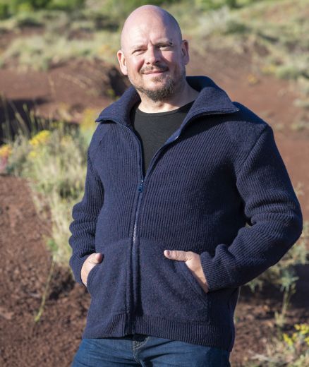 Pull Mezilhac couleur Marine porté par un homme de face, vue sur la fermeture à glissière centrale et les poches latérales.