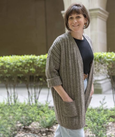 Profil d’un gilet femme en laine bure, vêtement artisanal français chaud et naturel.