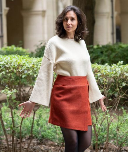 Jupe courte en laine brique tweed – plan américain d’une femme dans le jardin des Beaux-Arts de Lyon