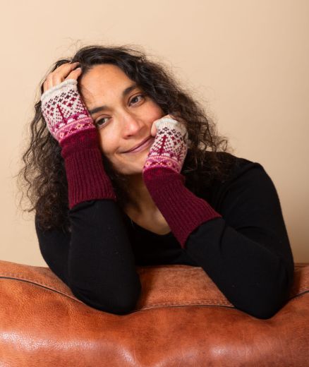 Mitaines sans doigts en laine bordeaux et kasha fabriquées artisanalement en France, maille jacquard et poignet en côtes 1/1.