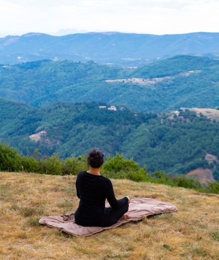 Natte en laine utilisée lors d’une séance de yoga, offrant un confort naturel et une isolation parfaite du sol.