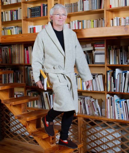 Robe de chambre en laine Kasha sans teinture portée par un homme, vue de face