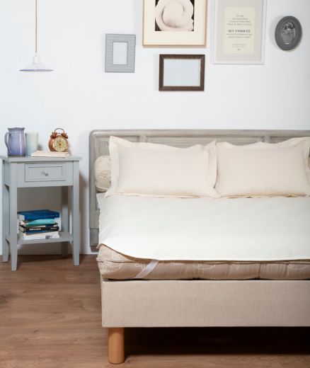 Protège-matelas en laine fabriqué artisanalement en France avec des matériaux naturels.