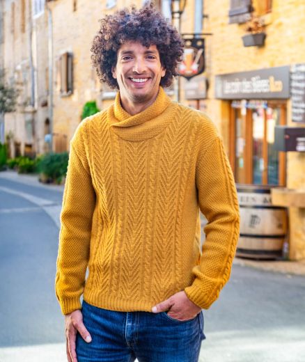 Look hiver avec un pull homme en pure laine jaune fabriqué en France.