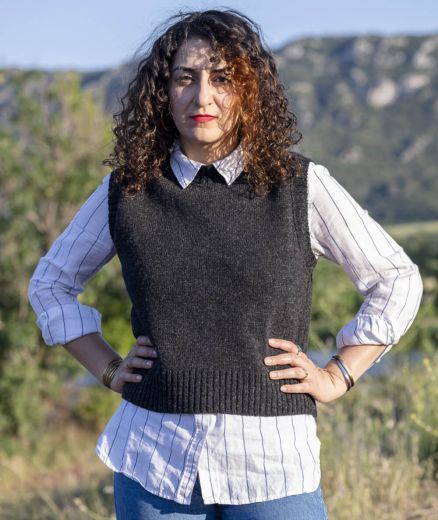 Femme portant un pull sans manches anthracite en laine