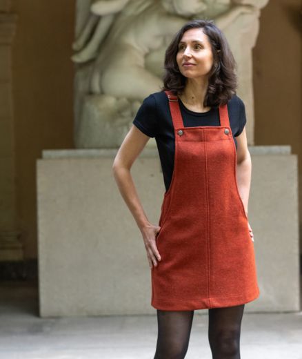 Robe salopette brique tweed portée avec T-shirt mérinos femme – look complet