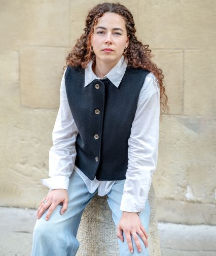 Gilet femme noir en laine recyclée, vêtement chaud, durable et écoresponsable.